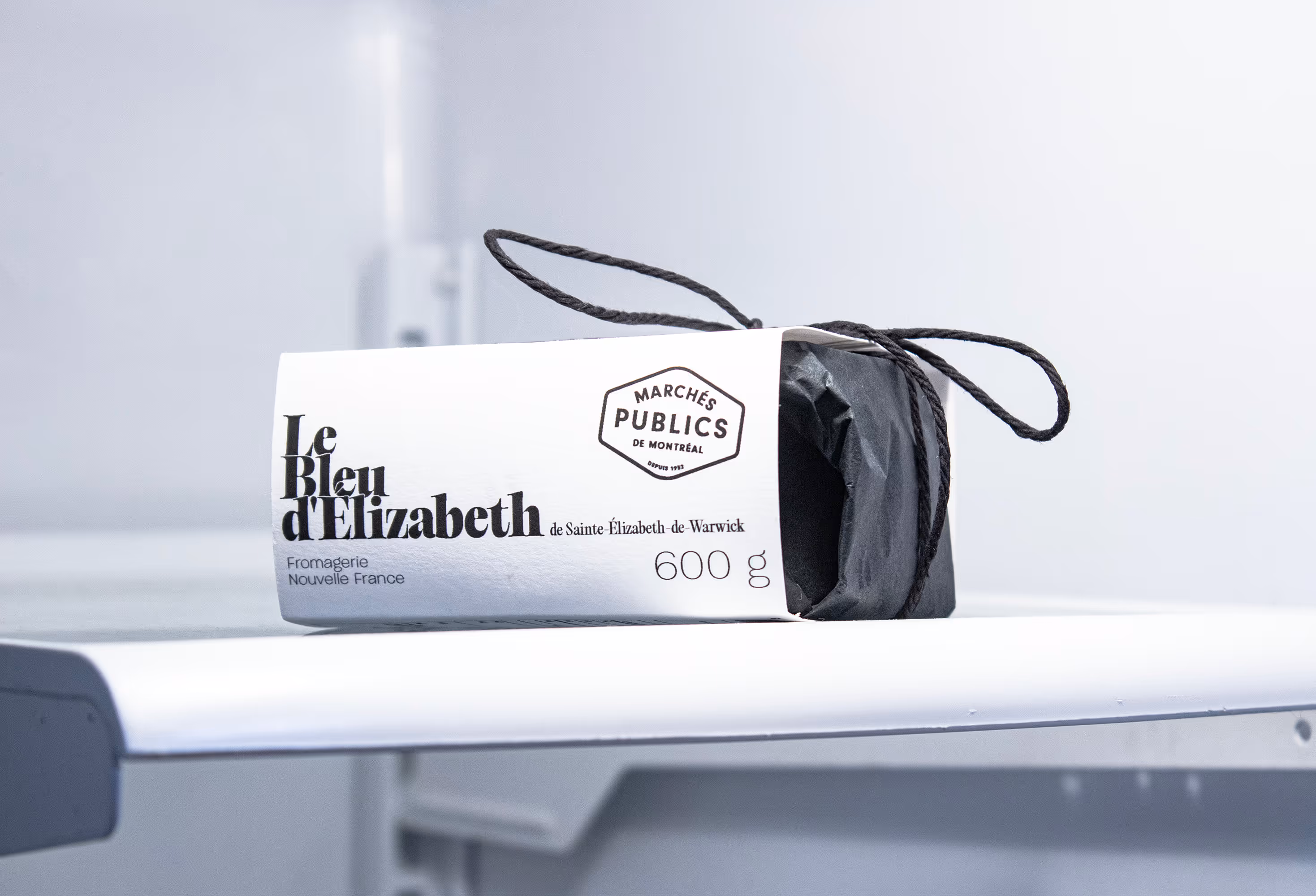 Le Bleu d'Élizabeth in an empty (clean) fridge. 