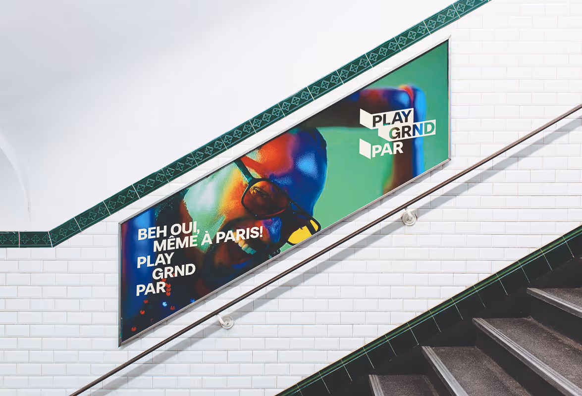 Paris metro add saying "Beh oui, meme à Paris!" (And yes, even in Paris!". Source : Mockup Maison